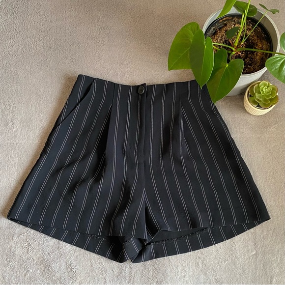 Aritzia Wilfred black pinstripe dress shorts size 0 - Picture 2 of 8